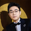 这不仅与电影中的情节和场景形成了印证，而且也为后辈理解祖辈提供了依据。